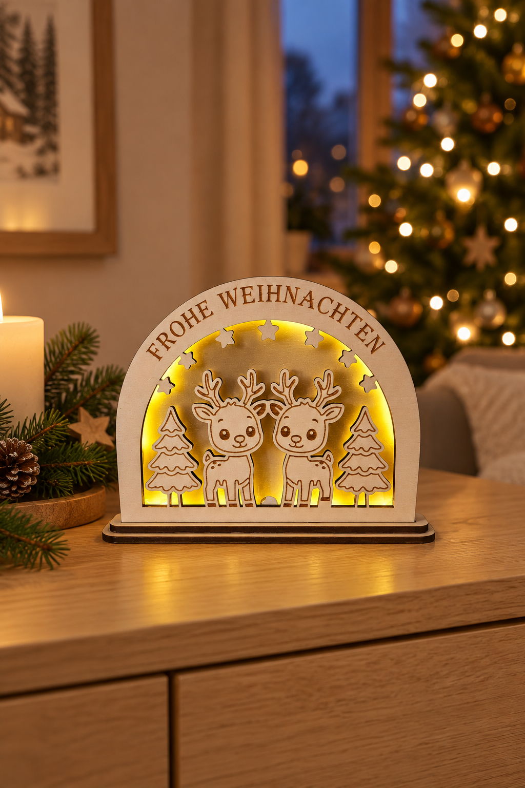 Weihnachtslampe mit Rentieren und LED-Licht in einem weihnachtlichen Wohnzimmer