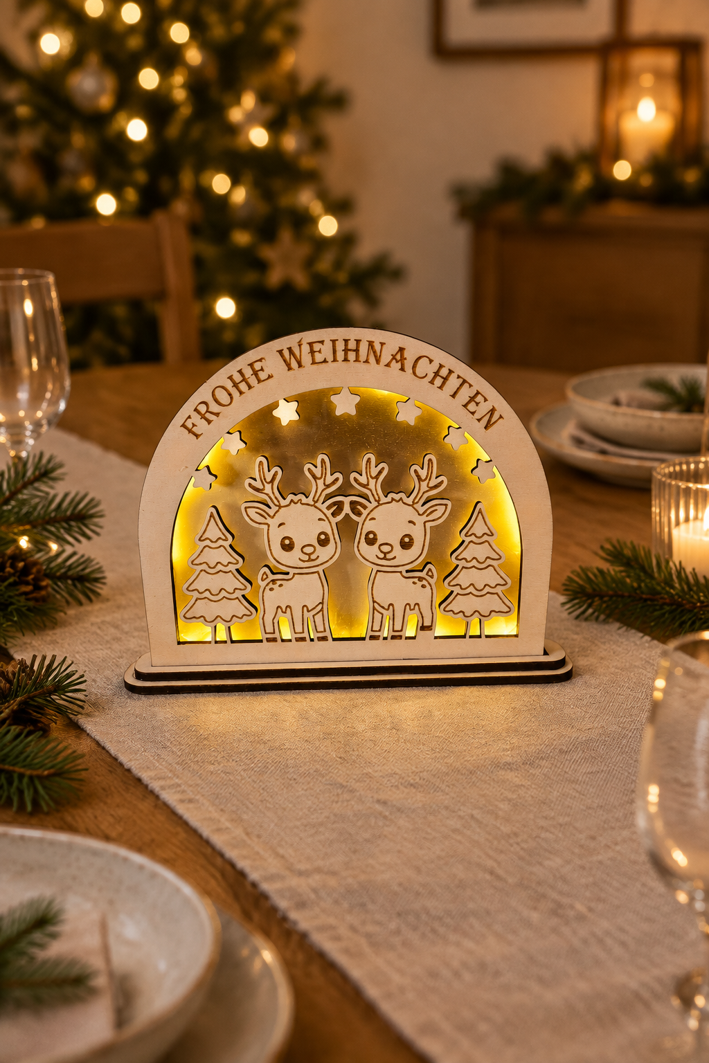 Holz-Weihnachtslampe mit Rentieren als Dekoration auf einer festlichen Weihnachtstafel