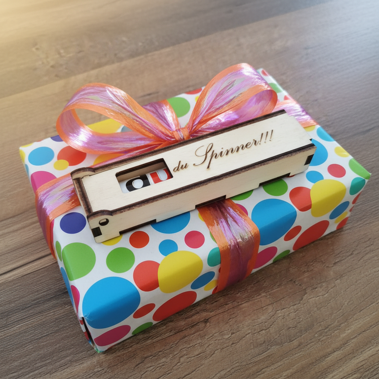 Holzgeschenk Du Spinner auf bunter Geschenkverpackung - humorvolles Geschenk