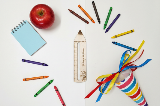 Holzlineal Einschulung flat lay mit Schulmaterial