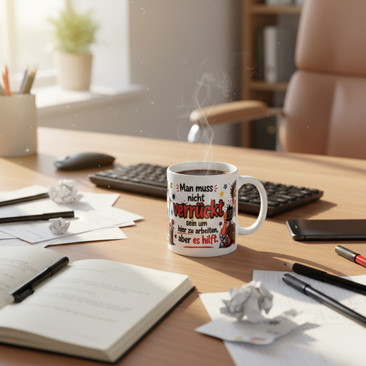Kaffeetasse mit lustigem Spruch auf Büroschreibtisch