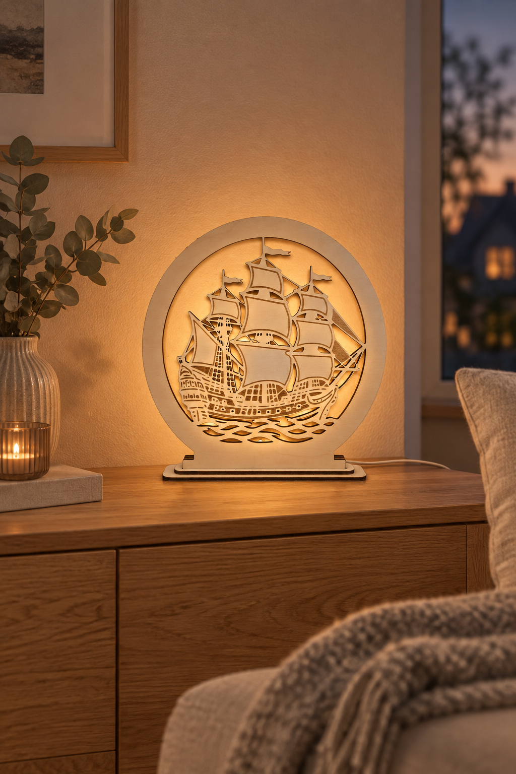 RGB-Holzlampe mit Segelschiff auf einer Kommode bei warmem Licht