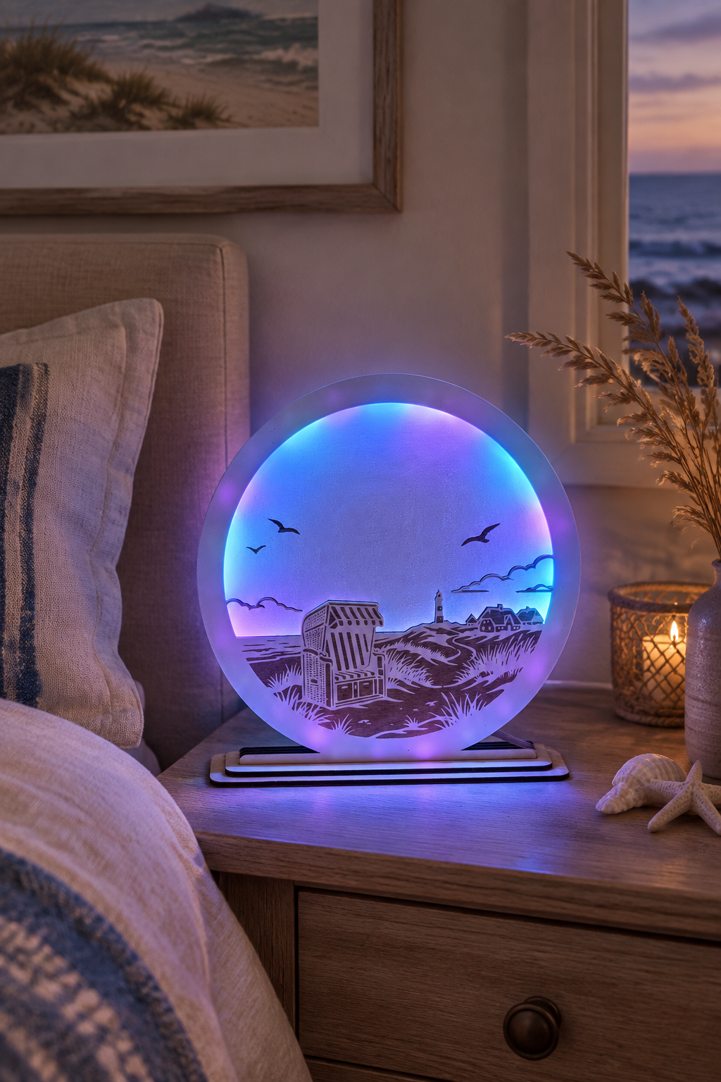 Maritime LED-Lampe mit RGB-Beleuchtung auf einem Nachttisch im Küstenstil