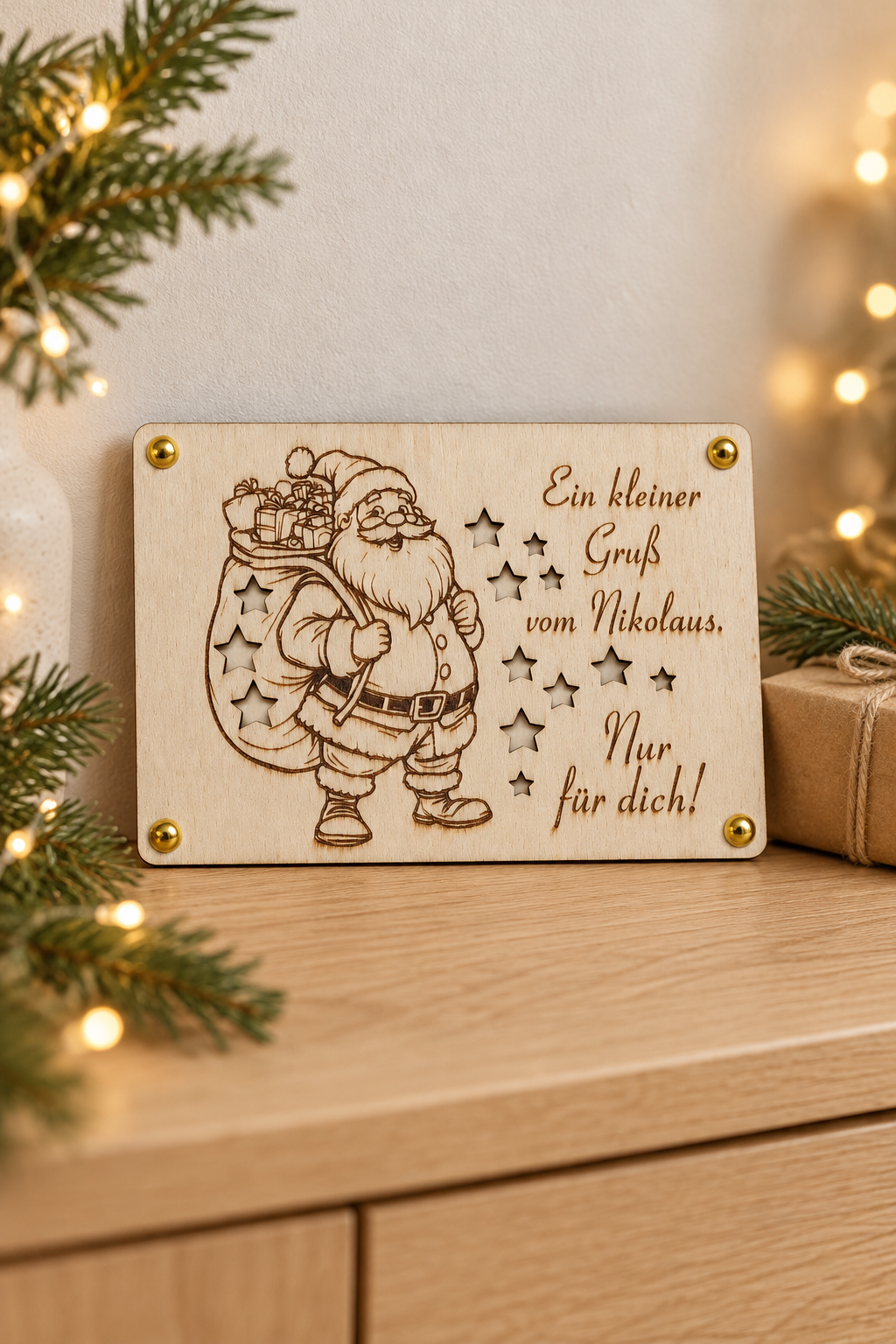 Nikolaus-Holzschild auf einer Holzkonsole mit Tannenzweigen und Weihnachtsbeleuchtung