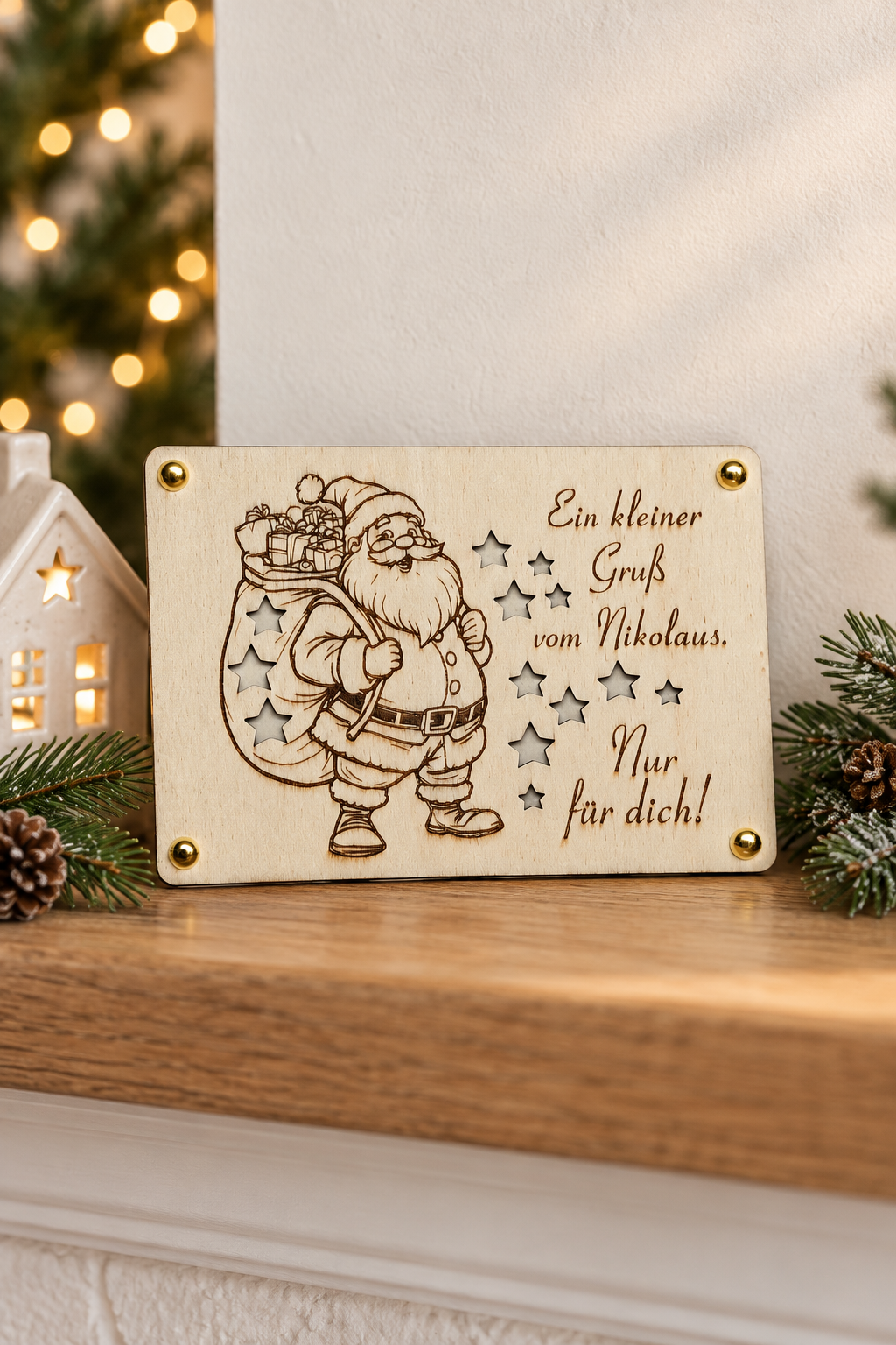 Nikolaus-Holzschild in weihnachtlicher Umgebung