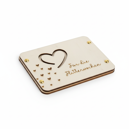 Holzkarte mit Gravur für die Flitterwochen - Professionelle Produktfotografie