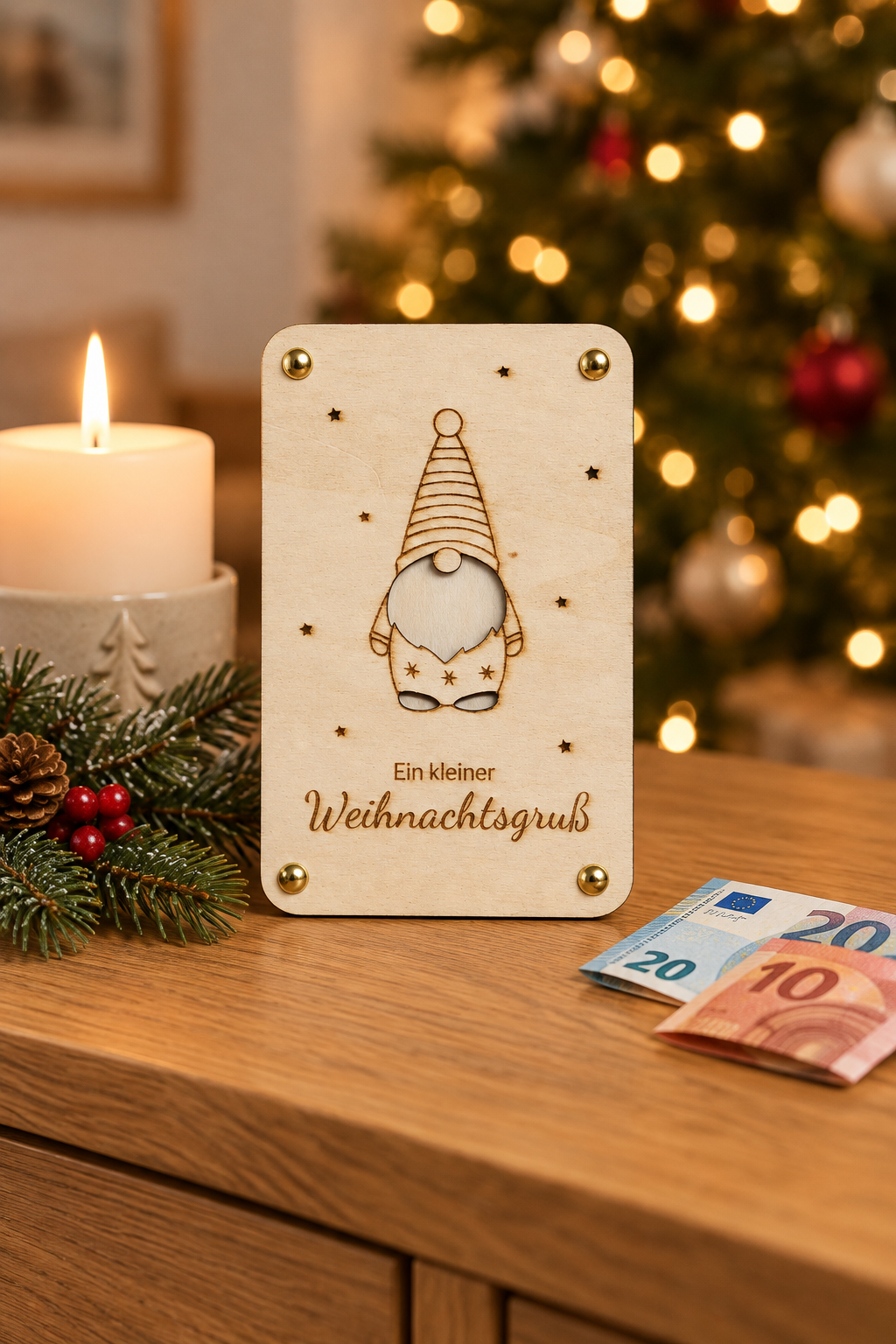 Weihnachtswichtel aus Holz mit Euro-Banknoten in festlicher Umgebung