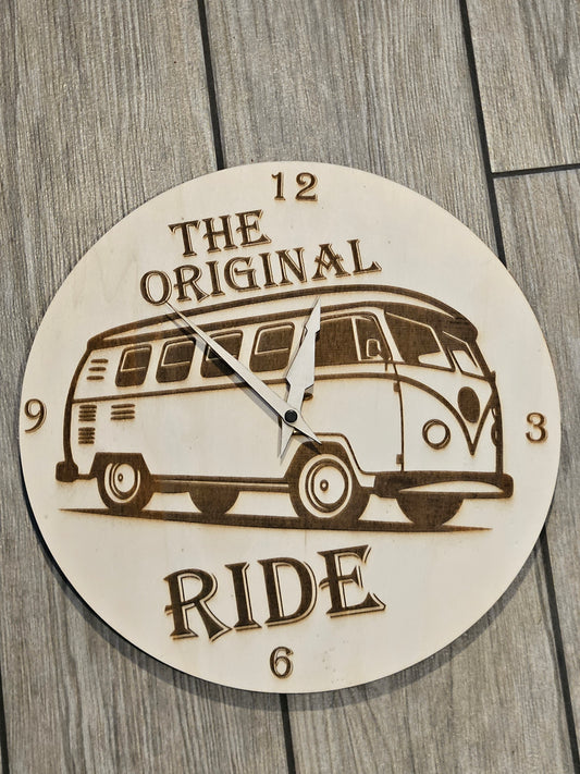 Wanduhr aus Holz – "The Original Ride" Design mit VW Bus