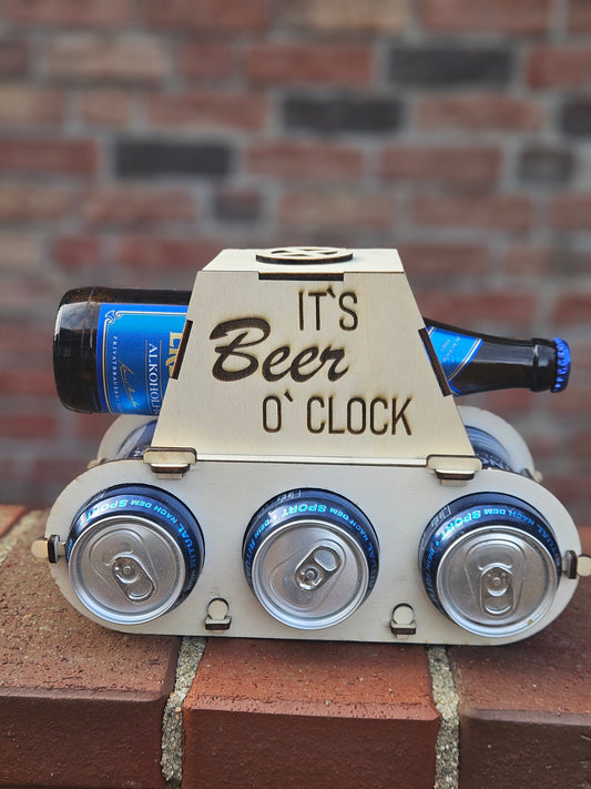 Exklusiver Bierträger aus graviertem Holz – Modell „Beer O’Clock“ im Panzer-Design
