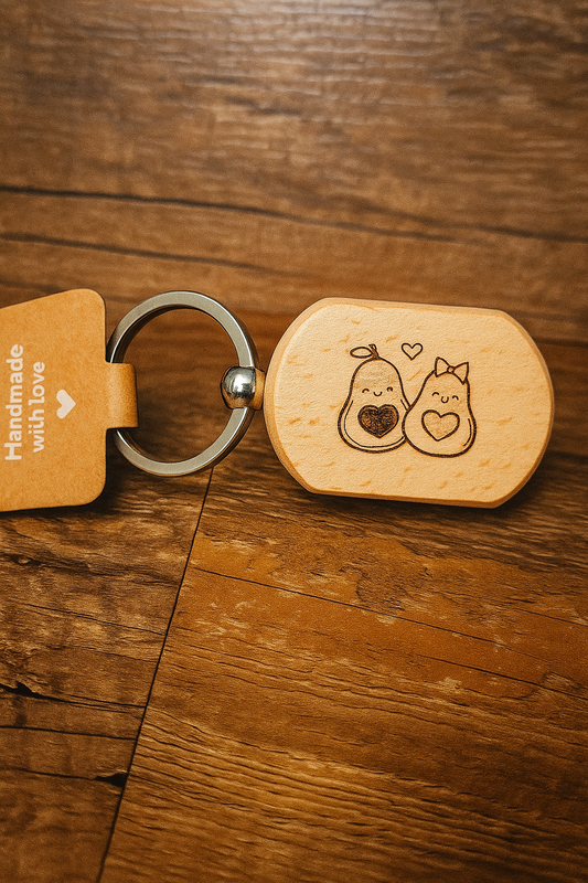 Schlüsselanhänger Avocado-Pärchen – Holz & Metall – Liebevoll graviert – Geschenk für Paare oder Freunde – 90 x 32 mm