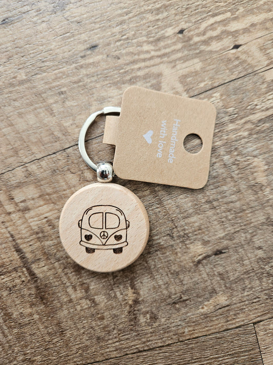 Holz‑Bus‑Schlüsselanhänger mit Metallring – Lasergraviert & personalisierbar