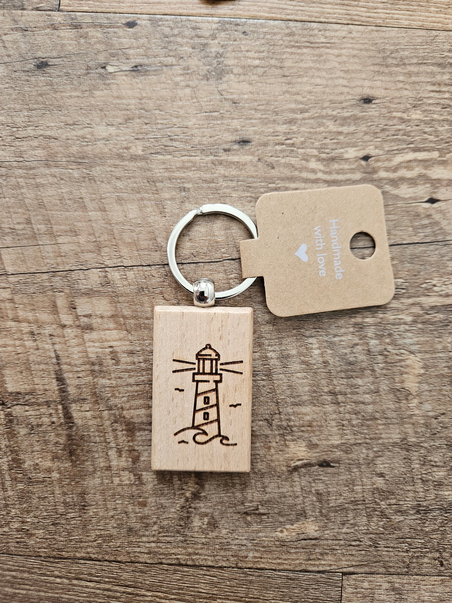 Leuchtturm‑Schlüsselanhänger aus Holz & Metall