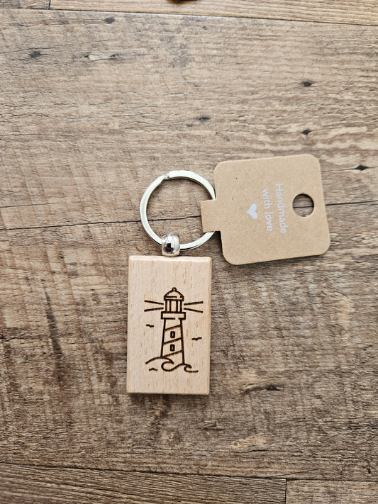 Leuchtturm‑Schlüsselanhänger aus Holz & Metall