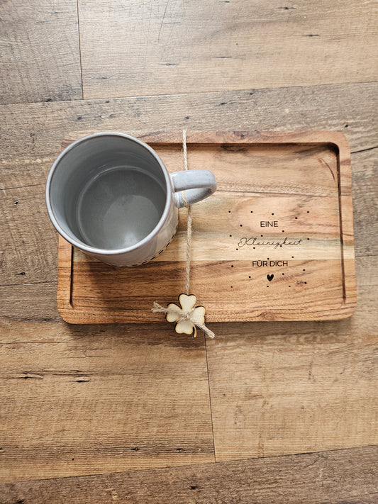 Vesperbrett mit Tasse – "Eine Kleinigkeit für Dich" – graviertes Holztablett mit Keramiktasse